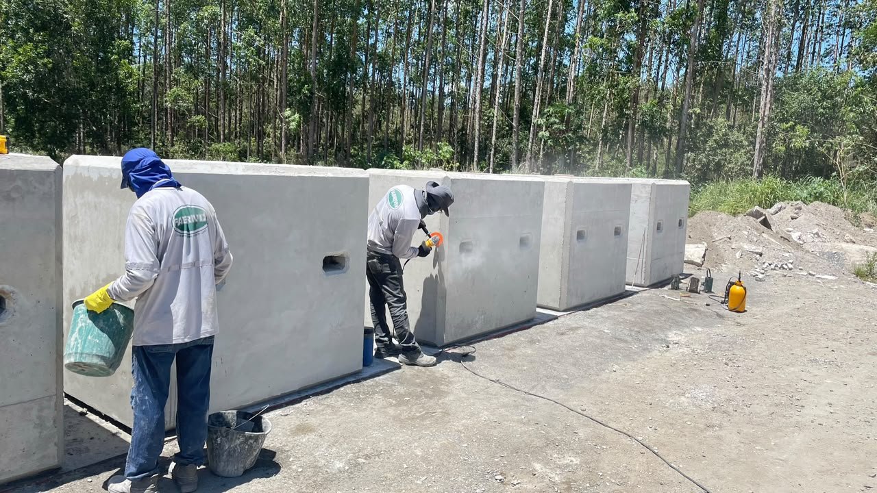 Equipe FABRIVIX na produção de peças pré-moldadas de concreto